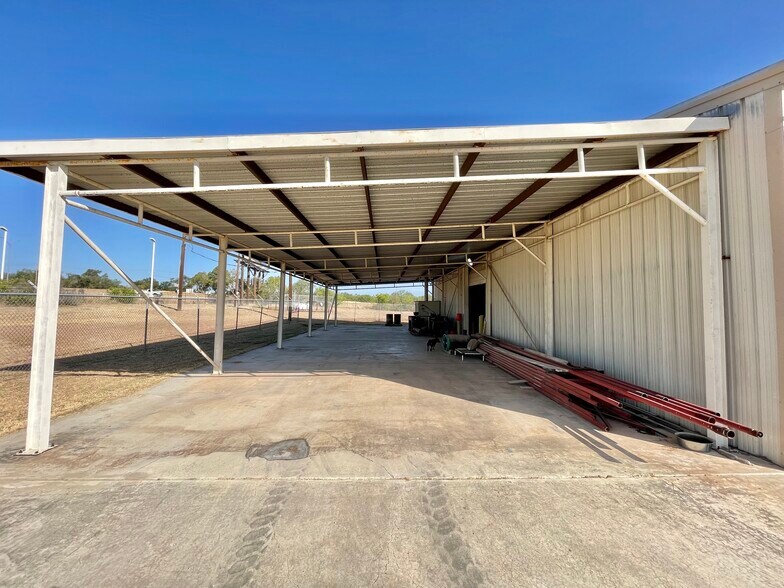 More Photos Of 161 County Road 777, Devine Industrial For Sale