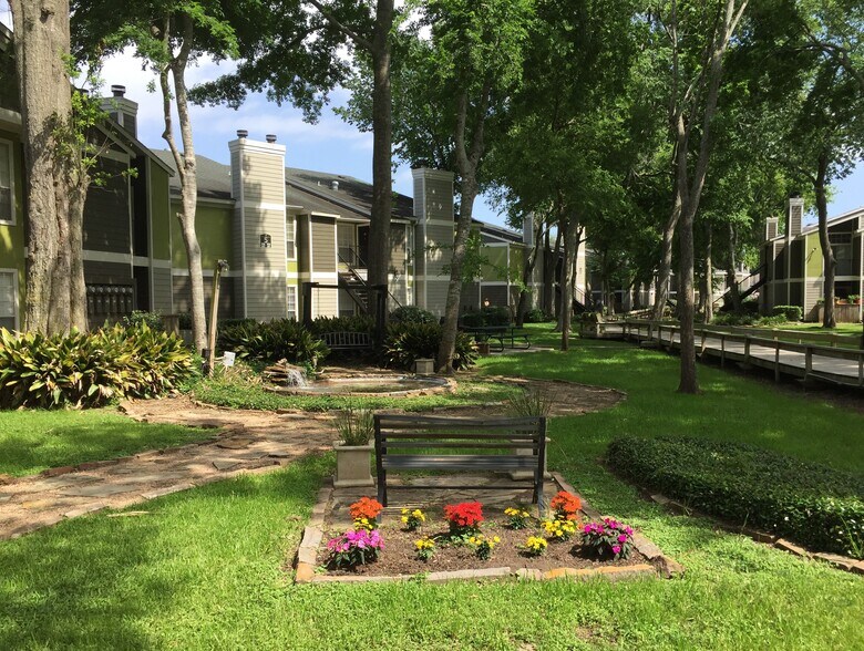 More Photos Of 127 W Plantation Dr, Lake Jackson Apartments For Sale