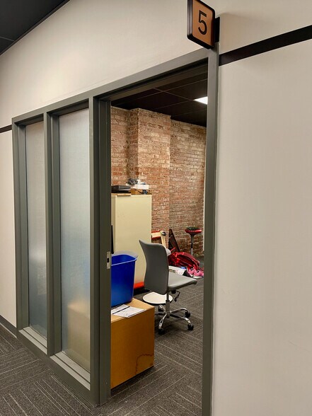 More Photos Of 2540 W Pennway St, Kansas City Flex For Lease