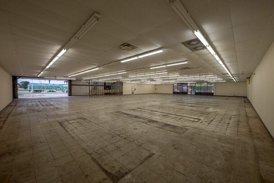 More Photos Of 901 Lewark St, Coffeyville Freestanding For Sale