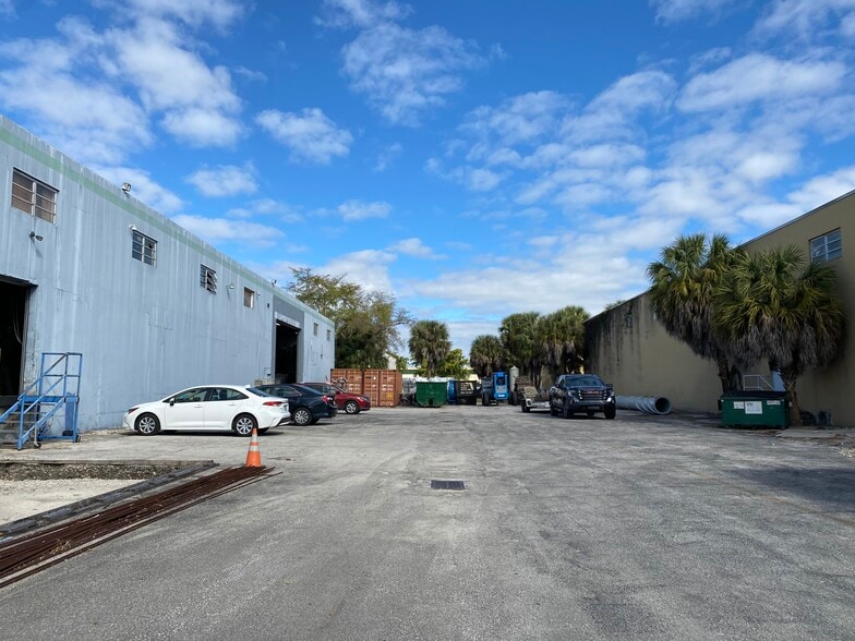 More Photos Of 5295 NW 163rd St, Miami Lakes Warehouse For Lease