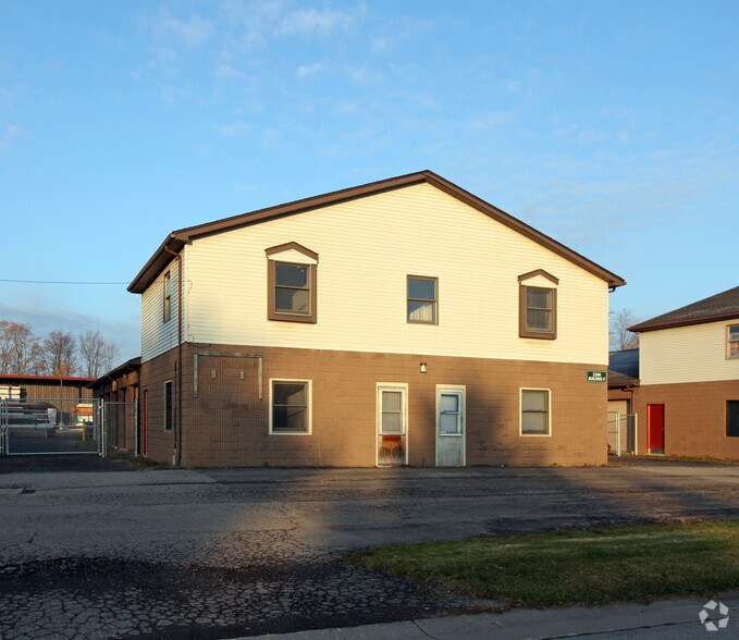 Primary Photo Of 1246 Commercial Dr, Farmington Flex For Lease