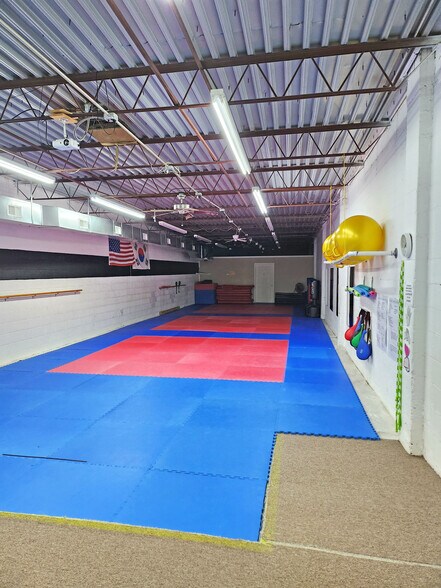 More Photos Of 584 W Ann Arbor Trl, Plymouth Freestanding For Lease