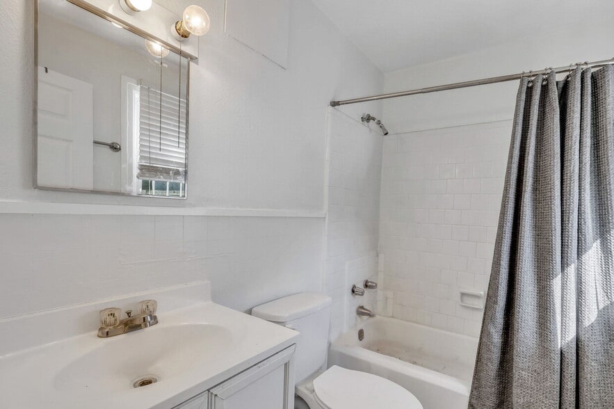 More Photos Of 2203 Skidaway Rd, Savannah Freestanding For Sale
