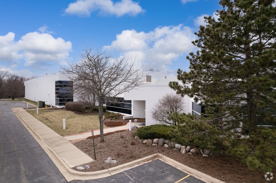 More Photos Of 950-990 Corporate Woods Pky, Vernon Hills Unknown For Lease
