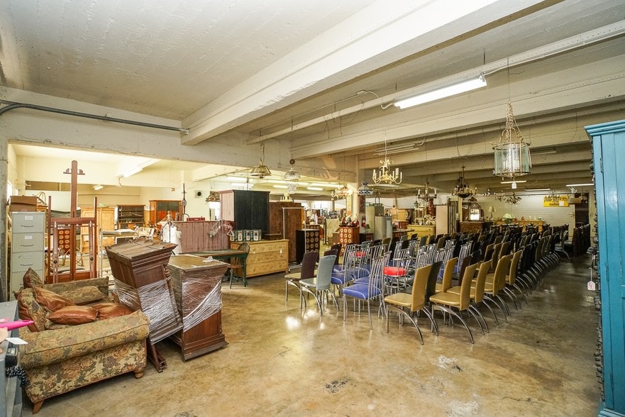 More Photos Of 900 Broadway St, San Antonio General Retail For Lease
