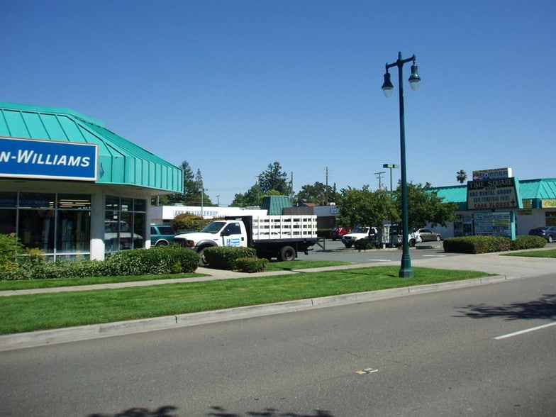 More Photos Of 910 S Cherokee Ln, Lodi Restaurant For Sale