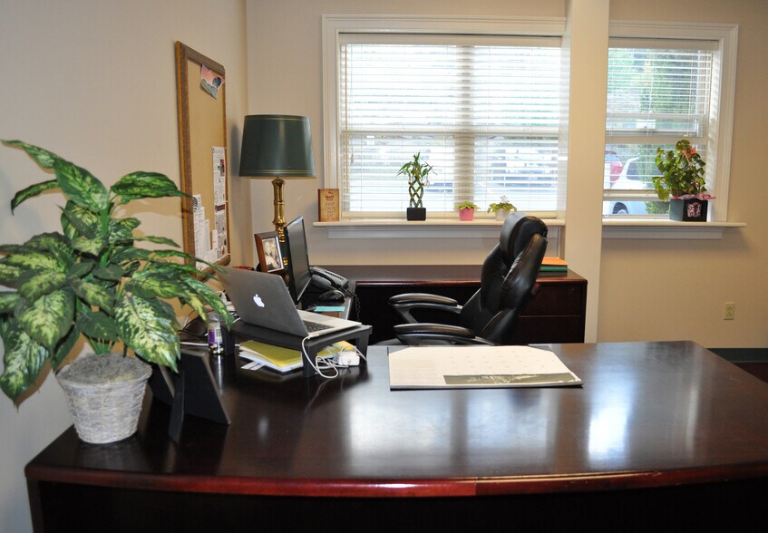 More Photos Of 1100 Twin Stacks Dr, Dallas General Retail For Lease