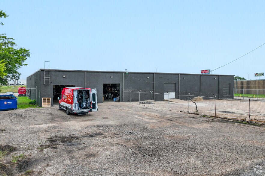 More Photos Of 9727-9733 South Fwy, Fort Worth Warehouse For Lease