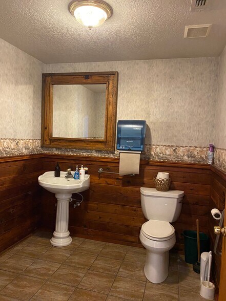 More Photos Of 8491 US Highway 281 N, Spring Branch Showroom For Sale