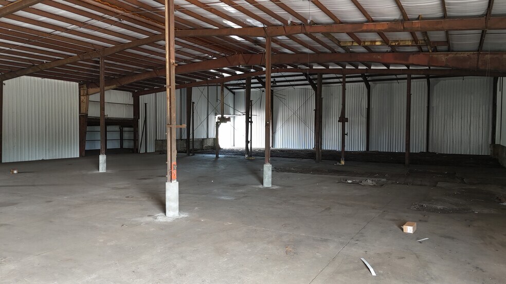 More Photos Of 1100 E 14th St, Dewey Warehouse For Lease
