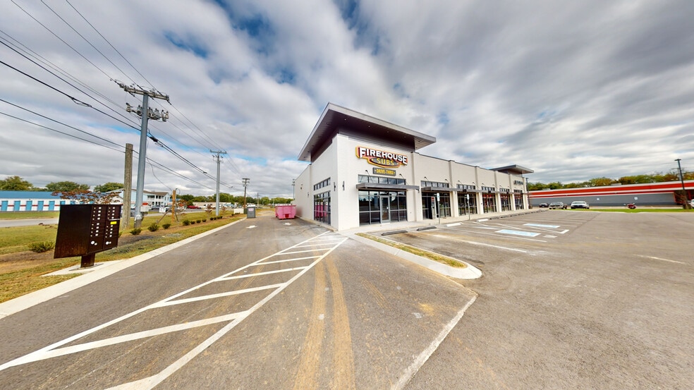 More Photos Of 106 Collier Rd, Clarksville Storefront Retail Office For Lease