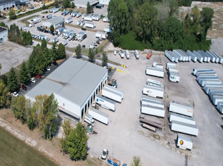 More Photos Of 4601-4608 Crossroads Industrial Dr, Bridgeton Warehouse For Lease