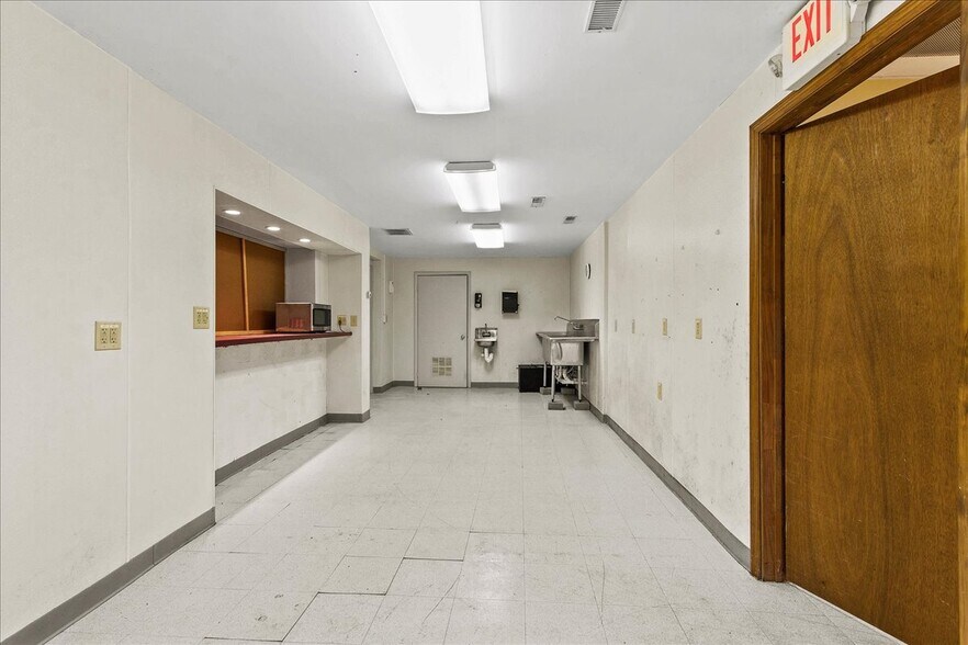 More Photos Of 6886 Wishart St, Huntsville Light Distribution For Lease