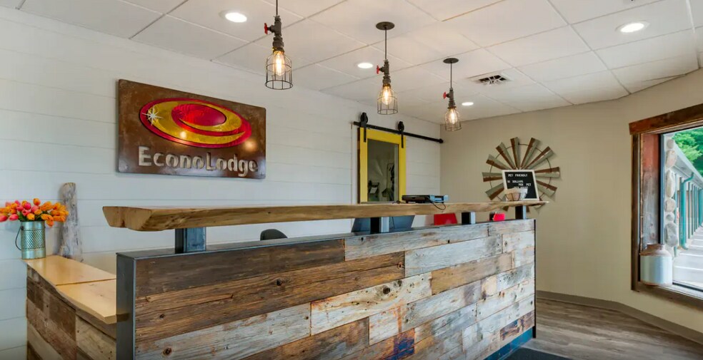 More Photos Of 2050 S US 41, Marquette Hotel For Sale