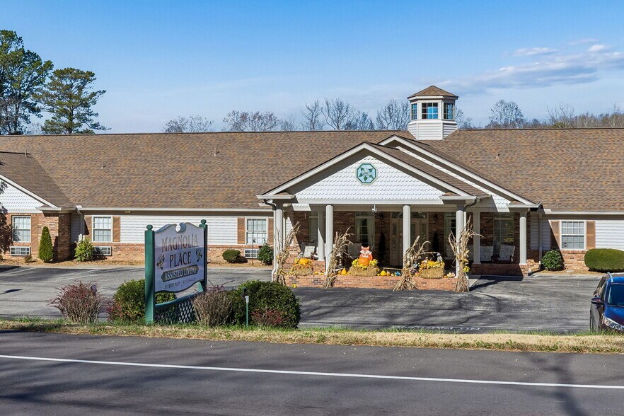 More Photos Of 811 W Main St, Waverly Healthcare For Sale