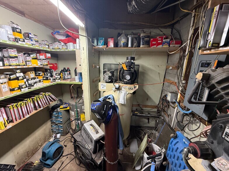 More Photos Of 538 Vischer Ferry Rd, Clifton Park Auto Repair For Lease