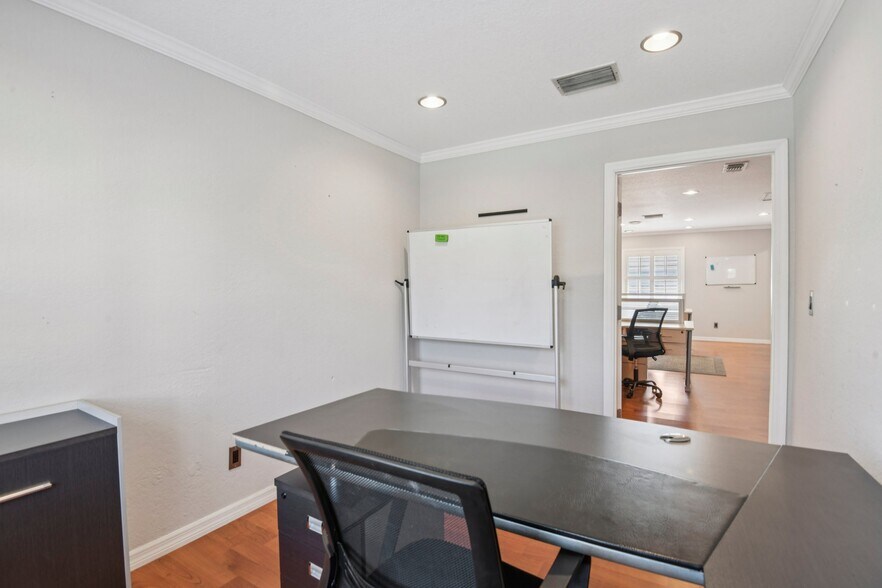 More Photos Of 4868 W Gandy Blvd, Tampa Office For Sale