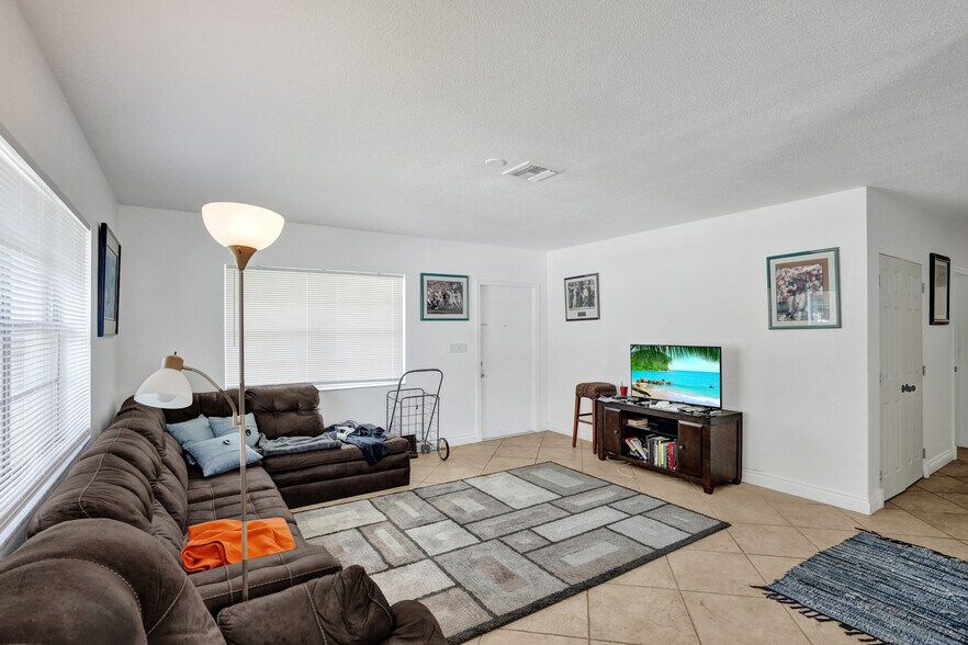 More Photos Of 5706-5708 Lincoln St, Hollywood Multifamily For Sale