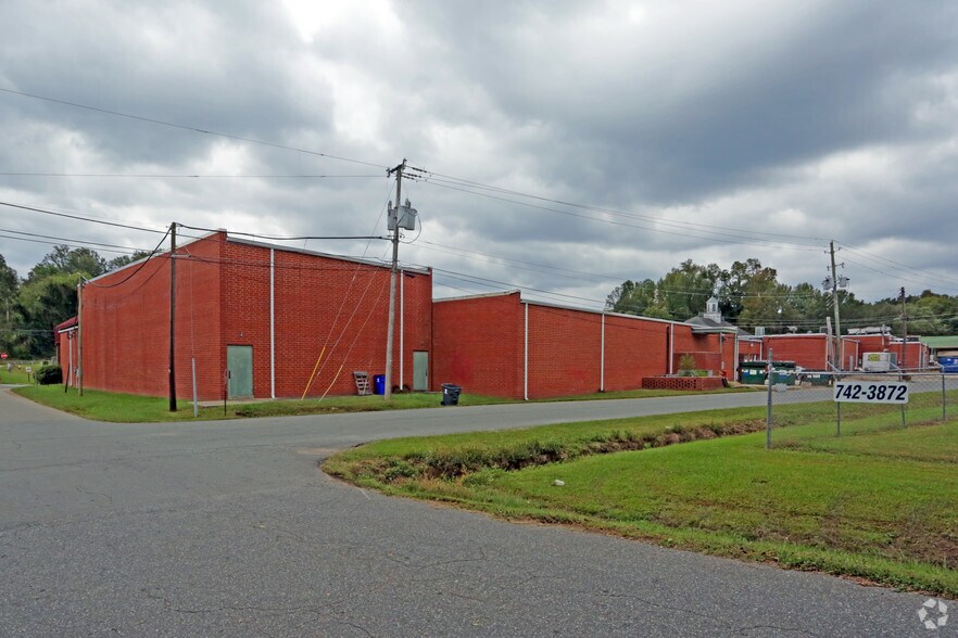 More Photos Of 502-520 W Raleigh St, Siler City Storefront For Lease