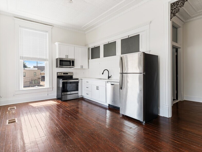 More Photos Of 1728 6th St, Bay City Storefront Retail Residential For Sale