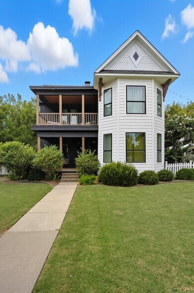 More Photos Of 924 S Main St, Broken Arrow Showroom For Sale