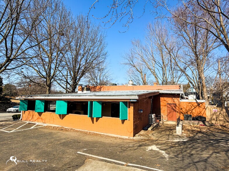 More Photos Of 242 SE Boulevard, Atlanta Restaurant For Sale