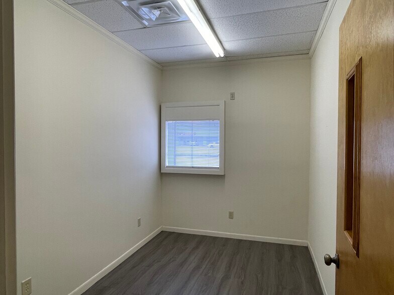 More Photos Of 204 W Coombs St, Alvin Medical For Lease