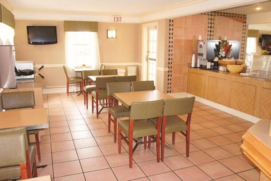 More Photos Of 7202 S Pan Am Expy, San Antonio Hotel For Sale