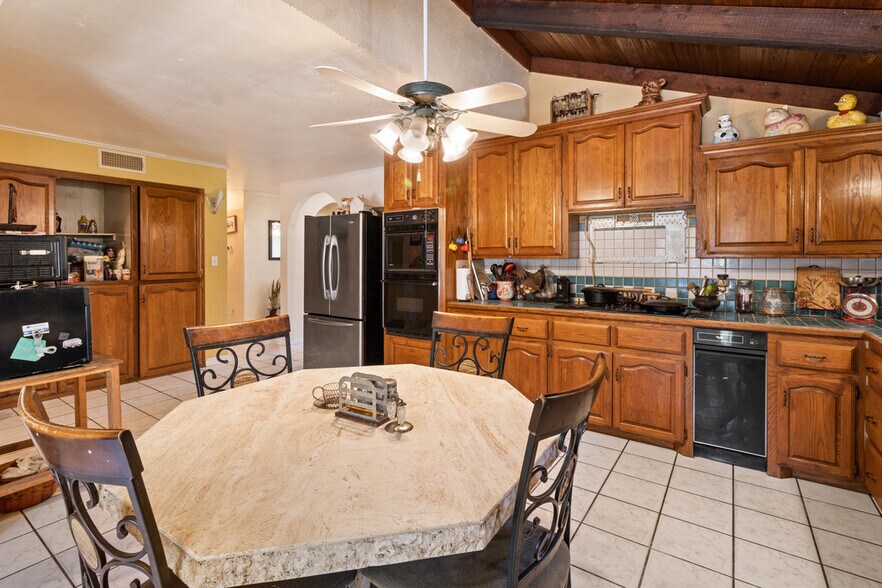 More Photos Of 750 N US Highway 287, Palestine Multifamily For Sale