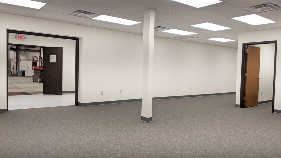 More Photos Of 21 Commerce Dr, North Branford Warehouse For Lease
