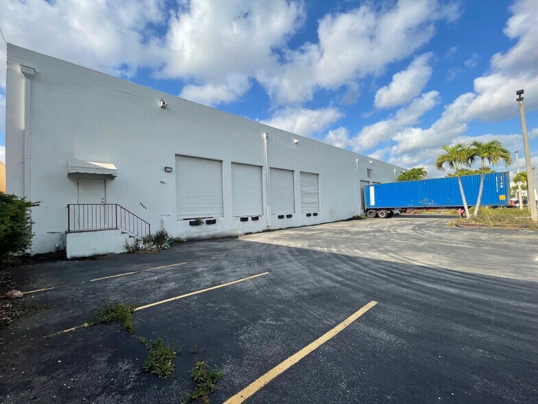 More Photos Of 1730 W 38th Pl, Hialeah Manufacturing For Lease
