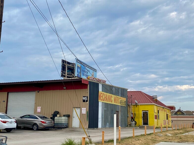 More Photos Of 9415 S RL Thornton Fwy, Dallas General Retail For Sale