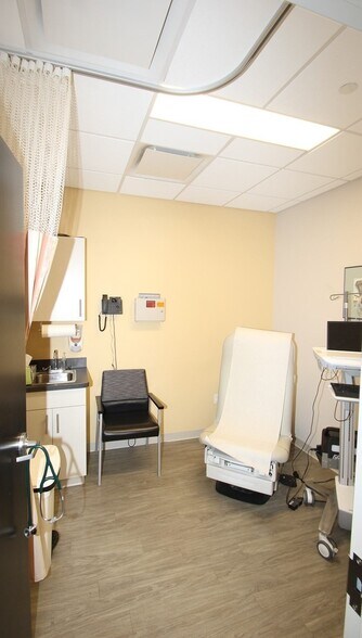More Photos Of 4 High St, North Andover Office For Lease