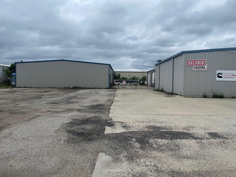 More Photos Of 5809 Leopard St, Corpus Christi Service For Lease