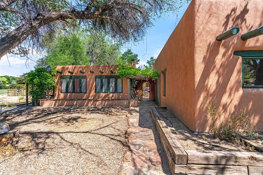 More Photos Of 18 Destierro Trail, Santa Fe Lodge Meeting Hall For Sale