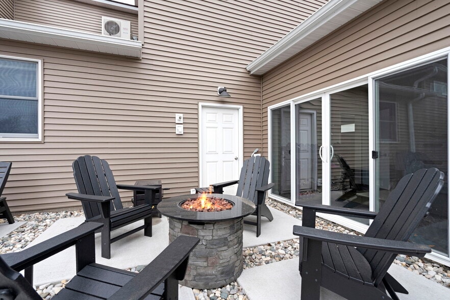 More Photos Of 612 N Lakeshore Dr, Ludington Hotel For Sale
