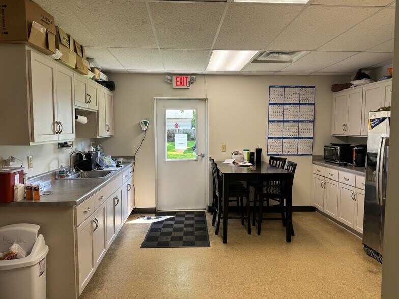 More Photos Of 10545 Northfield Rd, Northfield Veterinarian Kennel For Sale