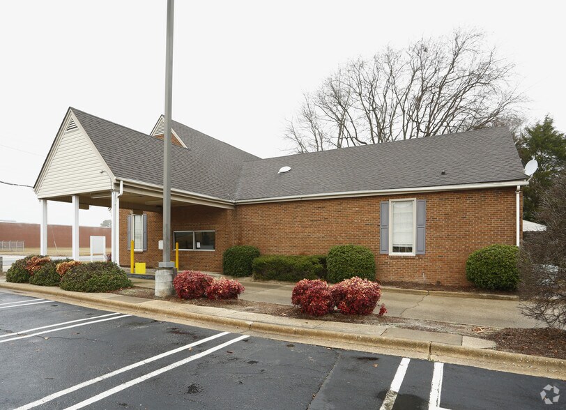 More Photos Of 101 N 13th St, Erwin Bank For Lease