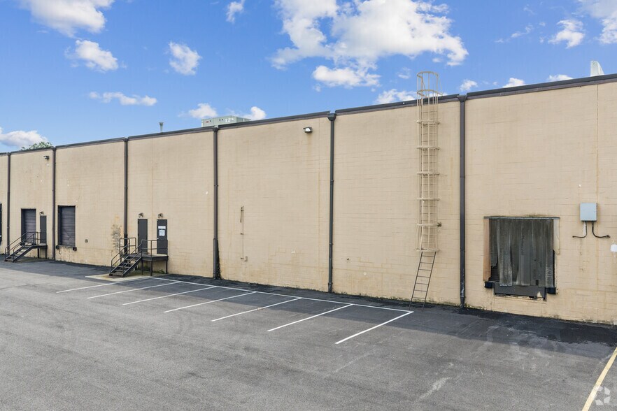 More Photos Of 600 Ryerson Rd, Lincoln Park Warehouse For Lease