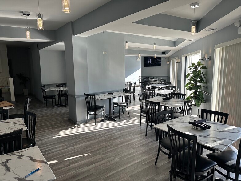 More Photos Of 1450 W Webster Ave, Chicago Restaurant For Lease