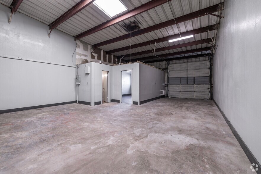 More Photos Of 7676 N I-45, Houston Unknown For Lease