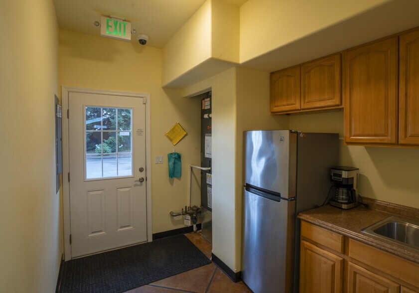 More Photos Of 660 N 7th Ave, Sequim Veterinarian Kennel For Sale