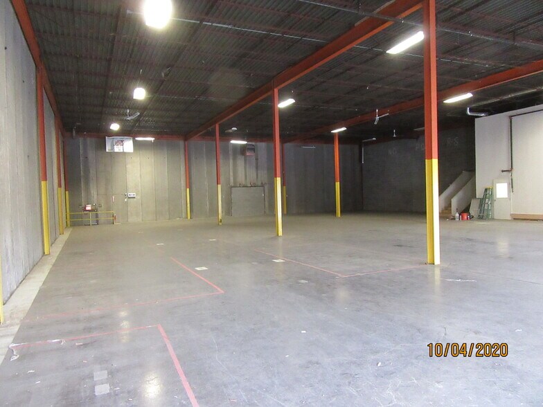 More Photos Of 4628-4632 Crossroads Park Dr, Liverpool Warehouse For Lease