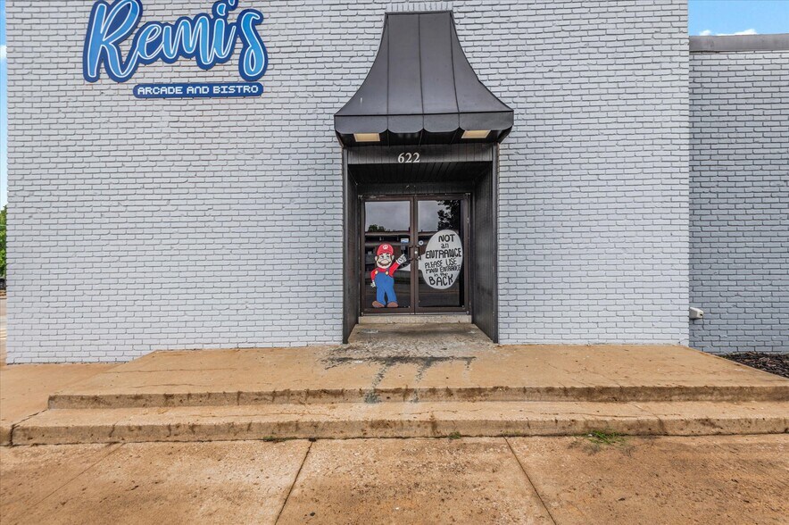 More Photos Of 622 SE Frank Phillips Blvd, Bartlesville Restaurant For Sale