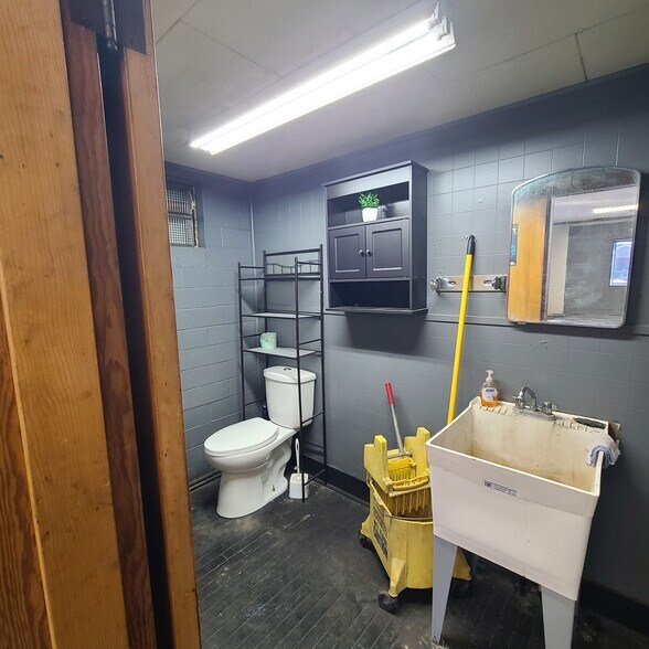 More Photos Of 405 N Main St, North Webster Showroom For Sale