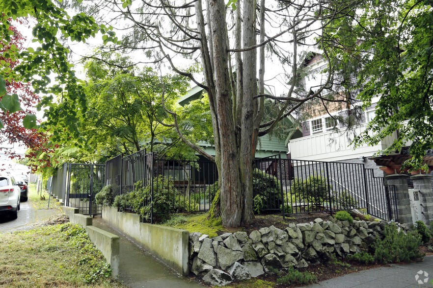 More Photos Of 5430 California Ave SW, Seattle Office For Sale