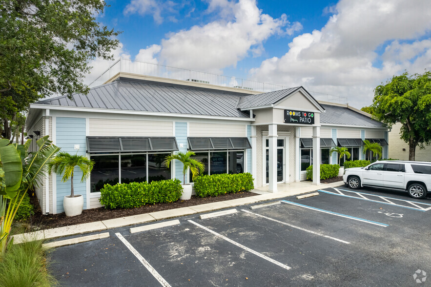 Primary Photo Of 680 Tamiami Trl N, Naples Freestanding For Lease