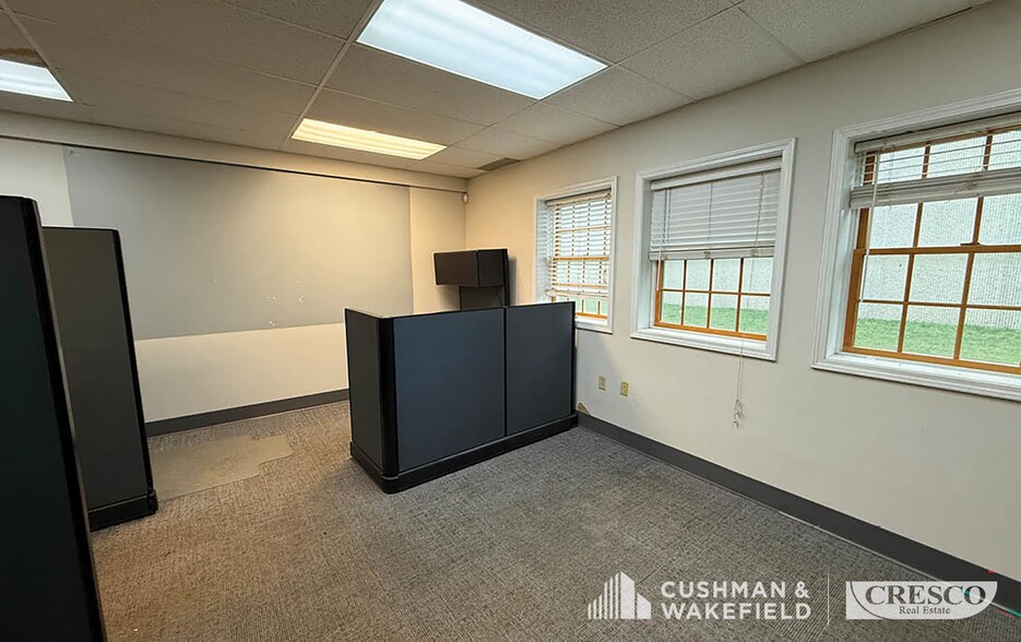 More Photos Of 842 Abbe Rd, Sheffield Village Light Distribution For Lease