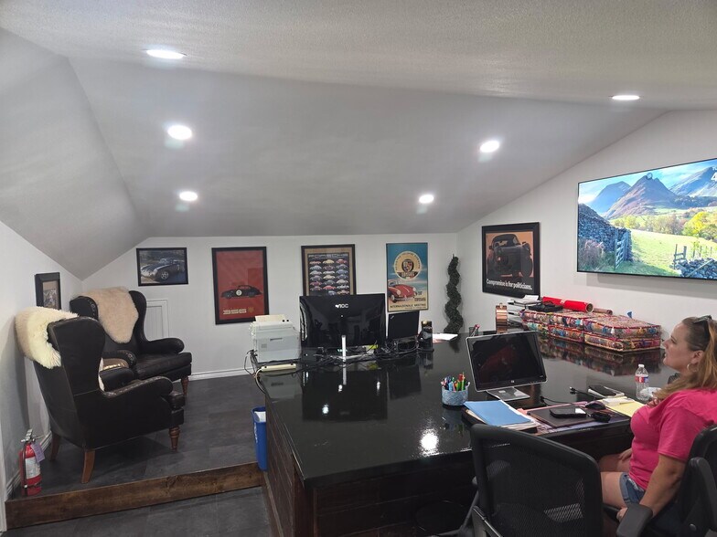 More Photos Of 1308 N Frazier St, Conroe Service For Sale